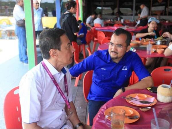 Asyraf bersama Azhar Azizan sewaktu berjumpa di sebuah kedai makan tengah hari tadi.