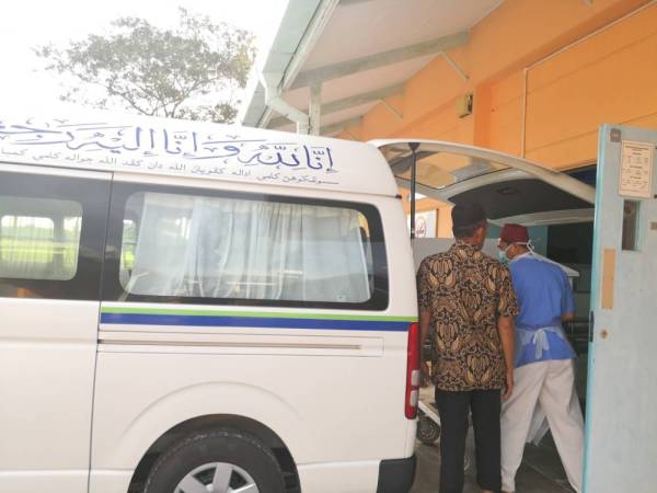 Jenazah Asrah diusung menaiki van jenazah dari Bilik Mayat HTAJ Sabak Bernam ke Masjid Kampung Sungai Tengar di sini.
