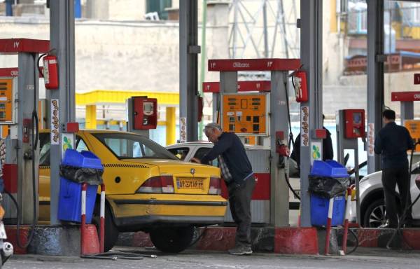 Kerajaan Iran menaikkan harga petrol sehingga 50 peratus untuk membantu keluarga yang memerlukan. - Foto: AFP