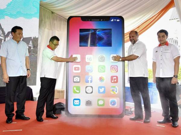 Gobind (dua dari kanan) bersama Adly (tiga dari kiri) semasa menyempurnakan gimik perasmian Rumah Digital Anjung Gapam, dekat Ayer Keroh hari ini. - Foto Bernama