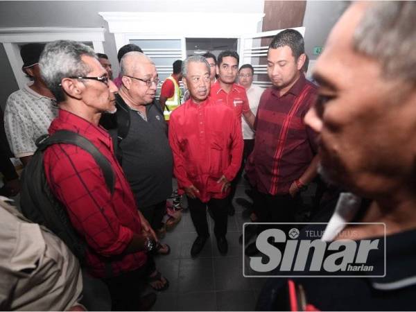 Muhyiddin (tengah) diiringi Dr Sahruddin (dua dari kanan) dan pemimpin jentera pilihan raya kecil (PRK) PH Parlimen Tanjung Piai sewaktu beredar dari Bilik Gerakan Utama PH, Rambah malam ini.