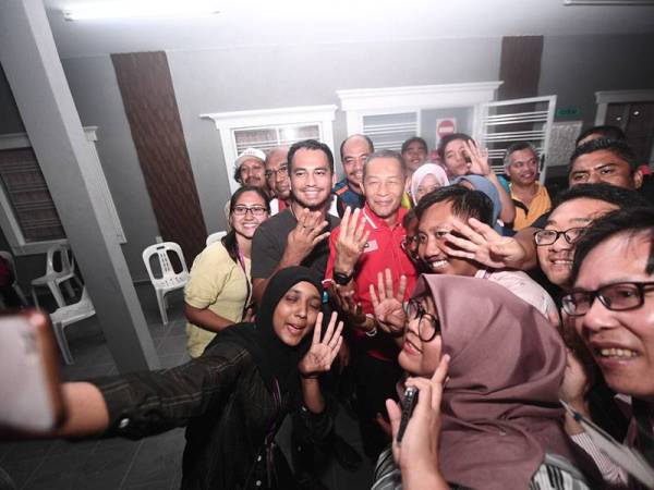 Karmaine (tengah) sempat bermesra dengan pengamal media sewaktu beredar dari Bilik Gerakan Utama PH di Rambah hari ini.