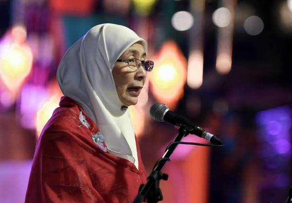 Dr Wan Azizah berucap pada Majlis Rumah Terbuka Malaysia Deepavali 2019 di Dataran Majlis Bandaraya Ipoh malam ini. -Foto Bernama