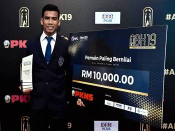 Safawi merangkul Anugerah Pemain Paling Bernilai pada Anugerah Bola sepak Kebangsaan (ABK)19 di sebuah hotel semalam. - Foto Bernama