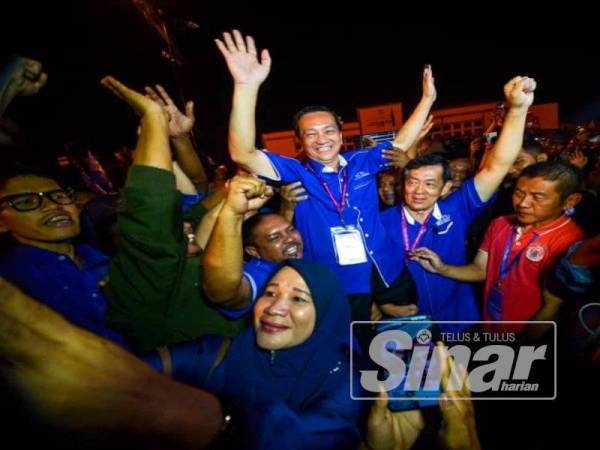 Jeck Seng dijulang oleh penyokong-penyokong BN yang gembira dengan kemenangan besar pada PRK Tanjung Piai malam tadi. - Foto: Sharifudin Abdul Rahim