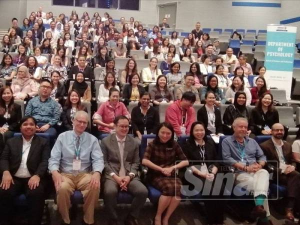 Hannah Yeoh (empat dari kanan) sewaktu Simposium 'Malaysia Applied Behaviour Analysis International 2019 di Universiti Sunway, di Petaling Jaya hari ini.