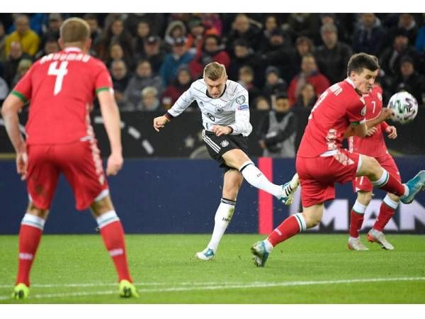 Kroos melakukan rembatan sambil cuba dihalang pemain pelawat Stanislav Dragun pada aksi di Moenchengladbach awal pagi tadi. Foto: AFP