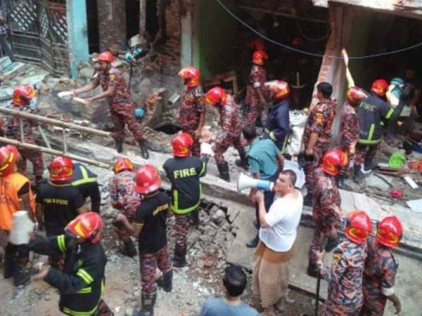 Pasukan bomba bertungkus lumus mencari mangsa yang mungkin terselamat dalam kejadian.