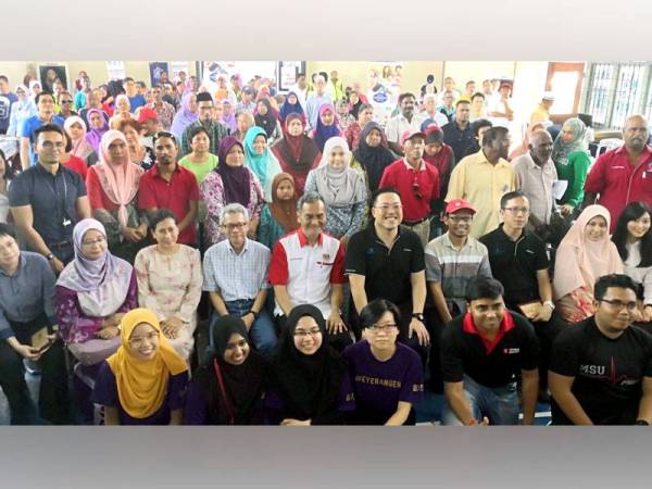 Dzulkefly bergambar bersama tetamu dan orang ramai yang hadir pada NEHA 2019 di Dewan Orang Ramai Kampung Assam Jawa, Bukit Rotan hari ini.