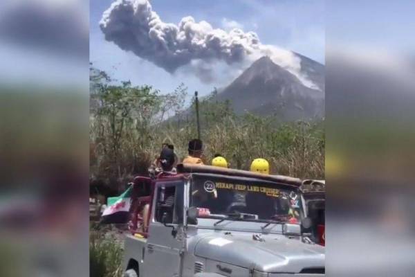 Gunung Merapi meletus pagi tadi dan memuntahkan debu setinggi 1 kilometer.