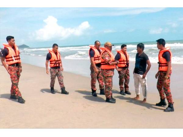 Anggota daripada Jabatan Bomba dan Penyelamat Marang melakukan rondaan di sepanjang pantai Rusila dan Rhu Dua hari ini.