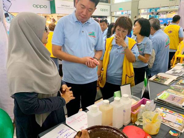 Tze Min (tengah) melawat reruai pameran Karnival Kedah Go Green (KKGG) 2019 Peringkat Daerah Kota Setar di City Plaza, di sini, hari ini.