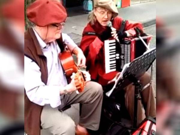 Pemuzik jalanan nyanyikan lagu seniman P Ramlee, Getaran Jiwa di Melbourne, Australia.