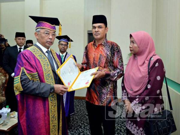 Roslan yang ditemani isterinya, Siti Zanariah menerima ijazah arwah anaknya yang dikurniakan Yang di-Pertuan Agong Al-Sultan Abdullah Ri’ayatuddin Al-Mustafa Billah Shah selaku Canselor UMP di bilik kamar Kompleks Sukan universiti berkenaan pada sidang pertama Majlis Konvokesyen UMP Kali ke-14, kelmarin.