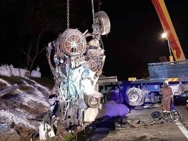 Sebuah lori yang terbabas dari arah bertentangan menghempap sebuah kereta Perodua Myvi yang dinaiki dua pelajar kolej kejururawatan di Kilometer 204.5 Lebuh Raya Utara Selatan (PLUS) arah utara di sini malam tadi.