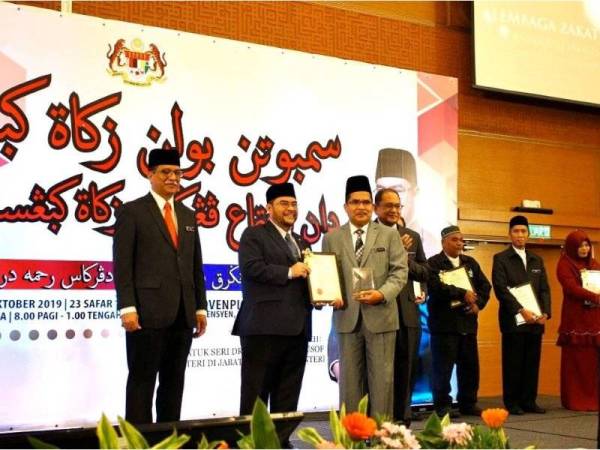 Syeikh Zakaria (tiga dari kiri) menerima anugerah disampaikan Mujahid pada Majlis Sambutan Bulan Zakat Kebangsaan 2019 dan Ijtimak Penggerak Zakat Kebangsaan di Alor Setar baru-baru ini.