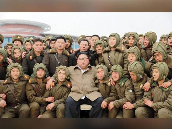 Jong-un (tengah) bergambar bersama tentera udara ketika latihan di sebuah lokasi rahsia.