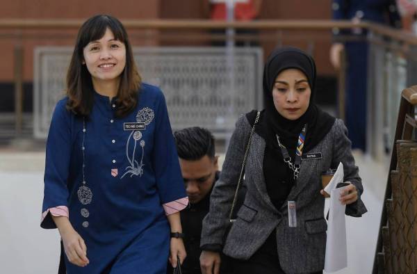 Nie Ching (kiri) ketika hadir pada Persidangan Dewan Rakyat di Parlimen hari ini. - Foto: Bernama
