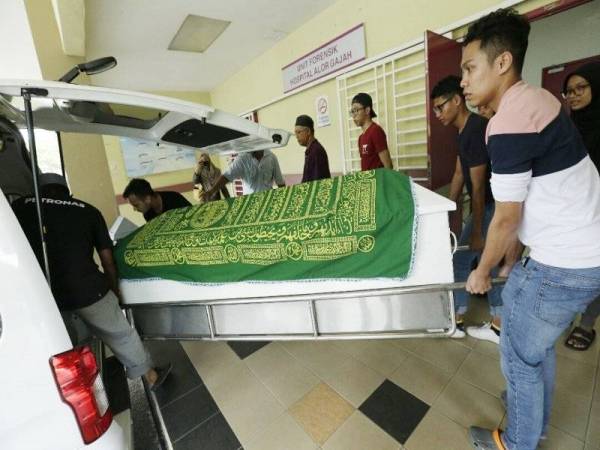 Jenazah Muhammad Luqman Hakim diusung masuk ke van jenazah setelah siap dikafankan di bilik forensik Hospital Alror Gajah.