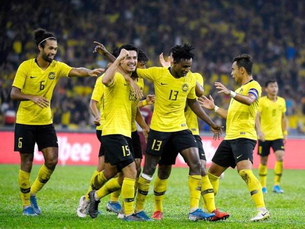 Pemain negara Mohamadou Sumareh meraikan kejayaan bersama rakan sepasukan selepas menjaringkan gol kemenangan pada aksi Kumpulan G Kelayakan Piala Dunia 2022/Piala Asia 2023 menentang Thailand di Stadium Nasional Bukit Jalil baru-baru ini. - Foto Bernama