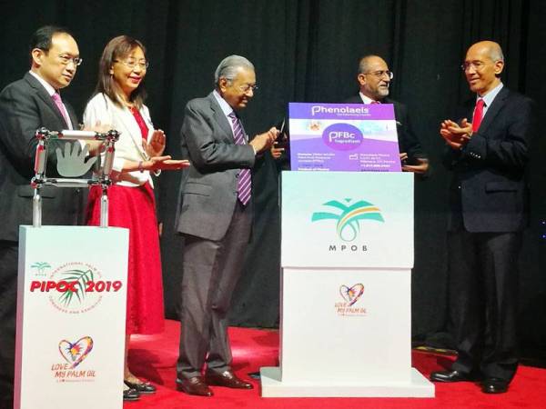 Dr Mahathir ketika merasmikan Kongres dan Pameran Antarabangsa Industri Minyak Sawit (PIPOC) 2019 di Pusat Konvensyen Kuala Lumpur pagi tadi.