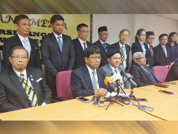 Asmuni mengetuai sidang media bersama Exco dan wakil rakyat PH menyokong kepimpinan Ahmad Faizal.