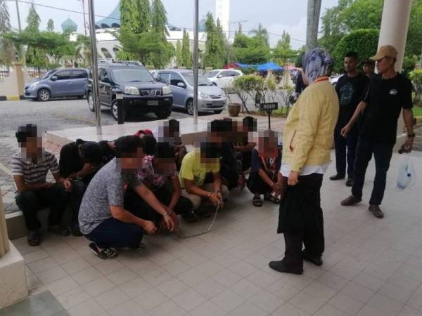 Pegawai AADK Besut memeriksa individu yang ditahan AADK Besut dalam Operasi Cegah sekitar Kuala Besut, Hulu Besut dan Jerteh. - Foto AADK Besut.