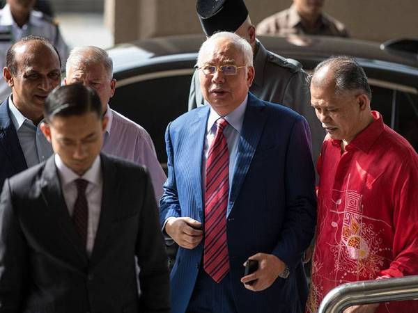 Bekas Perdana Menteri Datuk Seri Najib Tun Razak (dua, kanan) tiba pada hari kedua perbicaraan berhubung kes pindaan laporan Audit 1Malaysia Development Berhad (1MDB) yang dihadapi beliau bersama bekas Ketua Pegawai Eksekutif 1MDB Arul Kanda Kandasamy di Kompleks Mahkamah Kuala Lumpur hari ini. - Foto Bernama