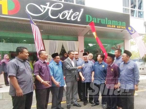 Asmirul (empat dari kiri) beramah mesra dengan ahli KGGMKB selepas Majlis Perasmian Hotel Darulaman Alor Setar di sini hari ini.