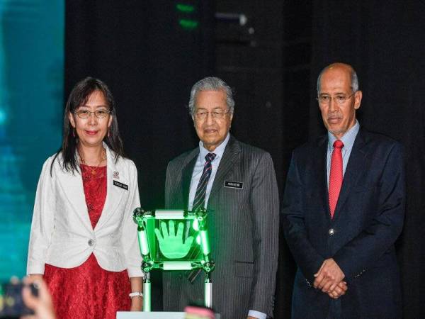 Dr Mahathir (tengah) ketika merasmikan Kongres dan Pameran Minyak Sawit Antarabangsa 2019 di Kuala Lumpur semalam.