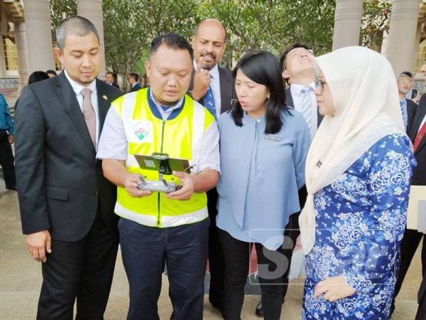 Sahruddin (dua dari kiri) melihat penerbangan dron oleh JAS Johor di Bangunan Dato Jaafar Muhammad di sini hari ini.