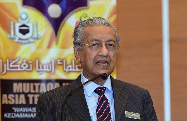 Dr Mahathir berucap pada Majlis Perasmian Penutup Program Multaqa Ulama Asia Tenggara 2019 di Pusat Konvensyen dan Hotel Movenpick hari ini.  -Foto Bernama