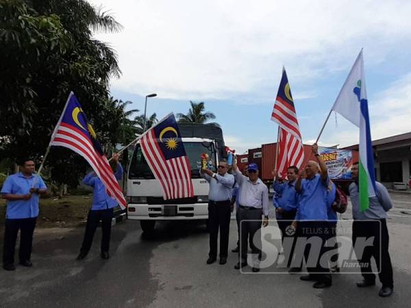 Ishak merasmikan Majlis Flag Off Kit Makanan Nadma ke seluruh Malaysia bertempat di Pusat Operasi Fama Dengkil di sini hari ini.