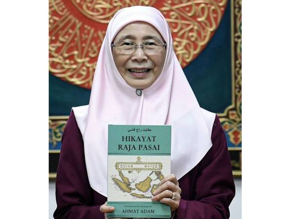 Dr Wan Azizah menunjukkan buku 'Hikayat Raja Pasai' pada majlis pelancaran buku tersebut di Institut Antarabangsa Pemikiran Islam dan Tamadun (ISTAC) hari ini. -Foto Bernama