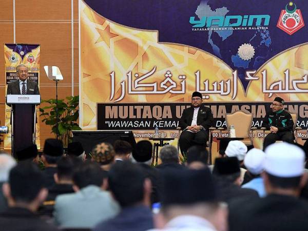 Dr Mahathir berucap pada Majlis Perasmian Penutup Program Multaqa Ulama Asia Tenggara 2019 di Pusat Konvensyen dan Hotel Movenpick hari ini. -Foto Bernama