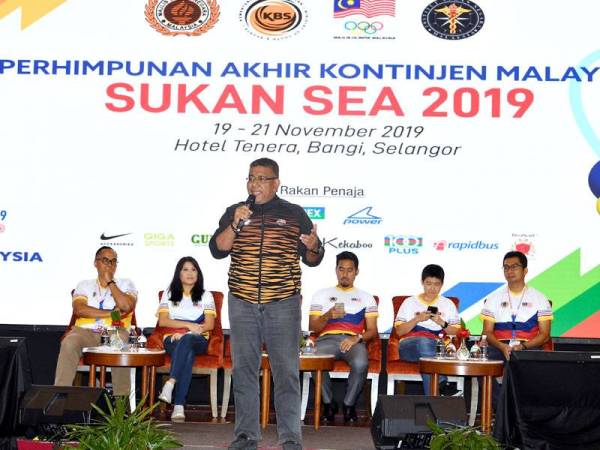 Megat Zulkarnain (berdiri) memberikan ucaptama Perhimpunan Akhir Kontinjen Malaysia Sukan SEA 2019 hari ini. -Foto Bernama