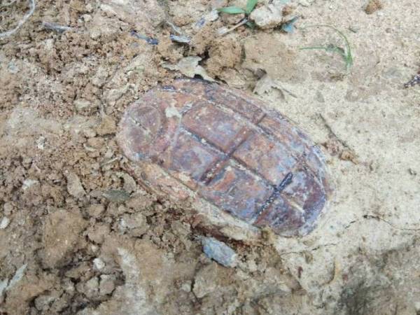 Bom tangan lama yang dijumpai di belakang rumah penduduk di Jerantut Feri semalam.