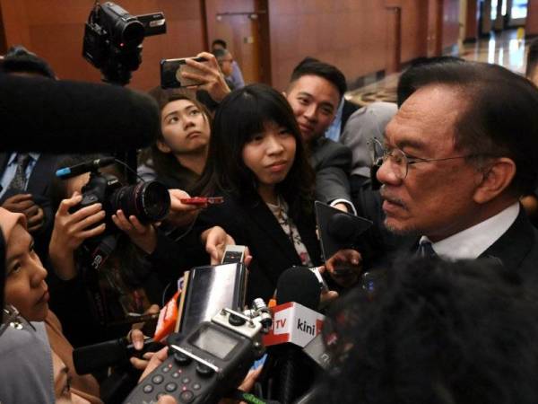  Ahli Parlimen Port Dickson Datuk Seri Anwar Ibrahim ketika ditanya wartawan pada Sidang Mesyuarat Ketiga Penggal Kedua Sidang Parlimen Ke-14 di Bangunan Parlimen hari ini.- FOTO BERNAMA