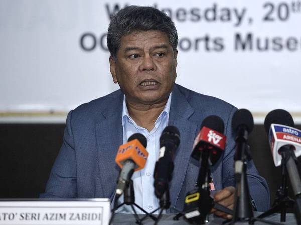 Timbalan Presiden Majlis Olimpik Malaysia (MOM) Datuk Seri Azim Zabidi bercakap ketika sidang akhbar pada majlis penyerahan tajaan kepada kontinjen Malaysia ke Sukan SEA Filipina 2019 hari ini.- Foto Bernama