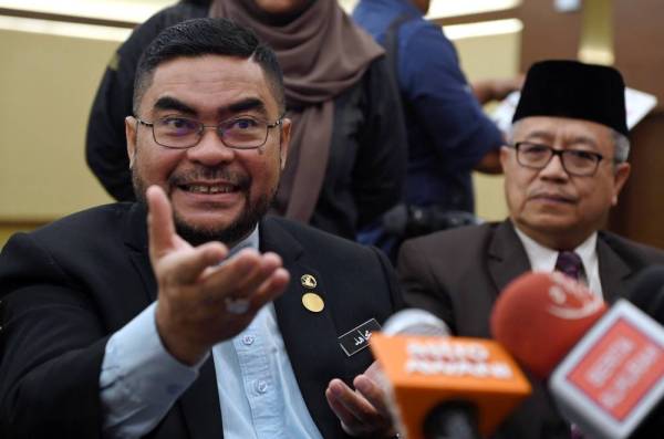 Mujahid (kanan) mengadakan sidang akhbar selepas melancarkan buku Konsep Rahmah Satu Pengenalan pada Retreat Semakan Akhir Tahun 2019 Pelan Intervensi Kluster Agensi Agama Persekutuan 2019-2025 hari ini. - Foto: Bernama
