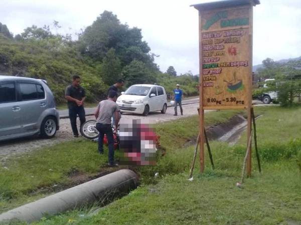 Keadaan motosikal milik Pos Malaysia ditunggang mangsa yang tercampak di bahu jalan di lokasi kejadian. - Gambar ihsan pembaca