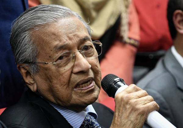 Dr Mahathir menjawab pertanyaan pada sidang media Mesyuarat MPT Parti Pribumi Bersatu Malaysia di Ibu Pejabat Parti Pribumi Bersatu Malaysia hari ini. - Foto: Bernama
