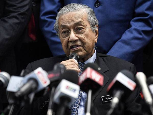 Dr Mahathir bercakap pada sidang media selepas Mesyuarat Majlis Tertinggi Bersatu di ibu pejabat parti itu hari ini. - Foto Bernama