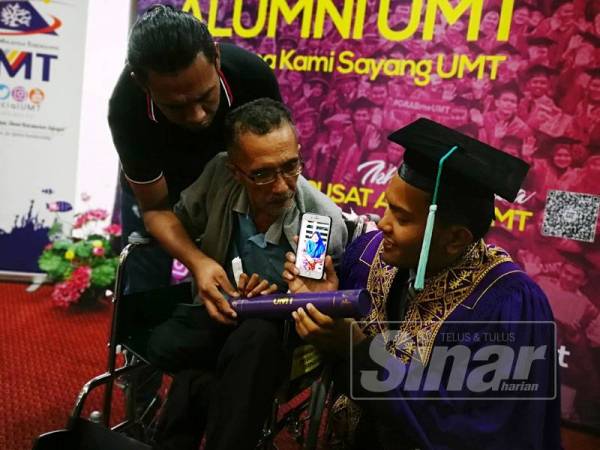 Muhammad Fahim berkongsi kegembiraan bersama ayahnya, Shamsudin dan abang, Muhamad Farhan sambil menunjukkan gambar arwah ibunya.