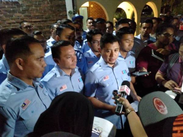 Hilman (tiga dari kanan) pada sidang media selepas Mesyuarat MPP AMK Malaysia bersama pimpinan AMK Cabang-Cabang seluruh Malaysia bertempat di Rumah Pemuda di sini malam tadi.