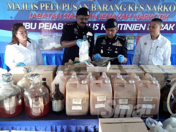 Razarudin (dua dari kanan) bersama Ravi Chandran (dua dari kiri) melihat pelbagai dadah yang dirampas hasil kejayaan JSJN sepanjang tempoh 2000 hingga 2019.