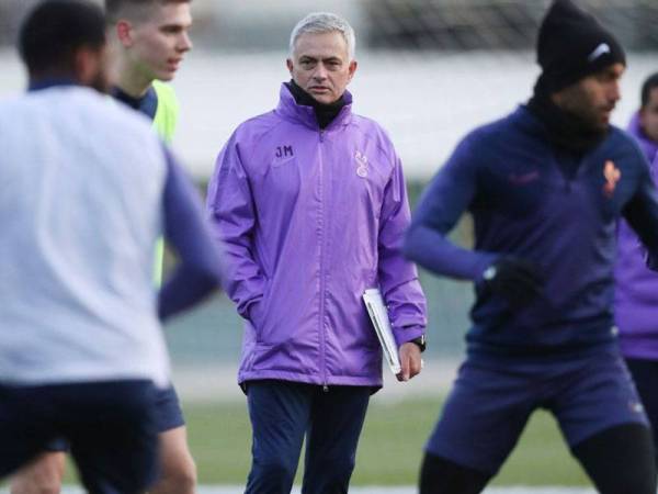 Mourinho ketika mengendalikan sesi latihan pertamanya bersama pemain Spurs.