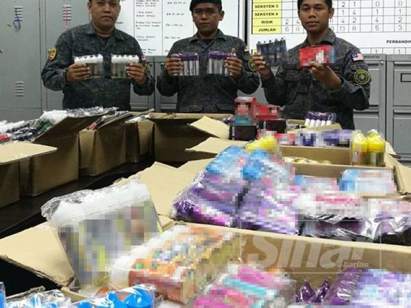 Anggota Aksem Perlis menunjukkan perisa cecair vape yang dirampas.