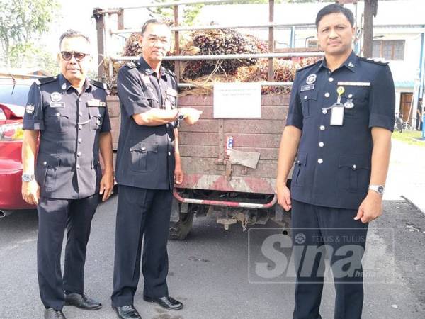 Nor Azmi (tengah) bersama pegawainya menunjukkan barangan dirampas pada sidang akhbar di IPD Sabak Bernam di sini hari ini.