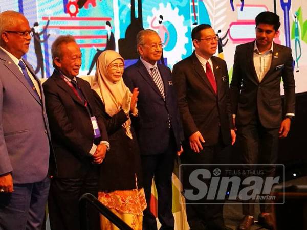 Persidangan Kesejahteraan Sosial Antarabangsa 2019 edisi kelapan disempurnakan Dr Mahathir (tiga dari kanan) di Kuala Lumpur hari ini.